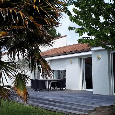 Villa In Brives-Sur-Charente With Pool & River, Cleaning Included * Brives-sur-Charente